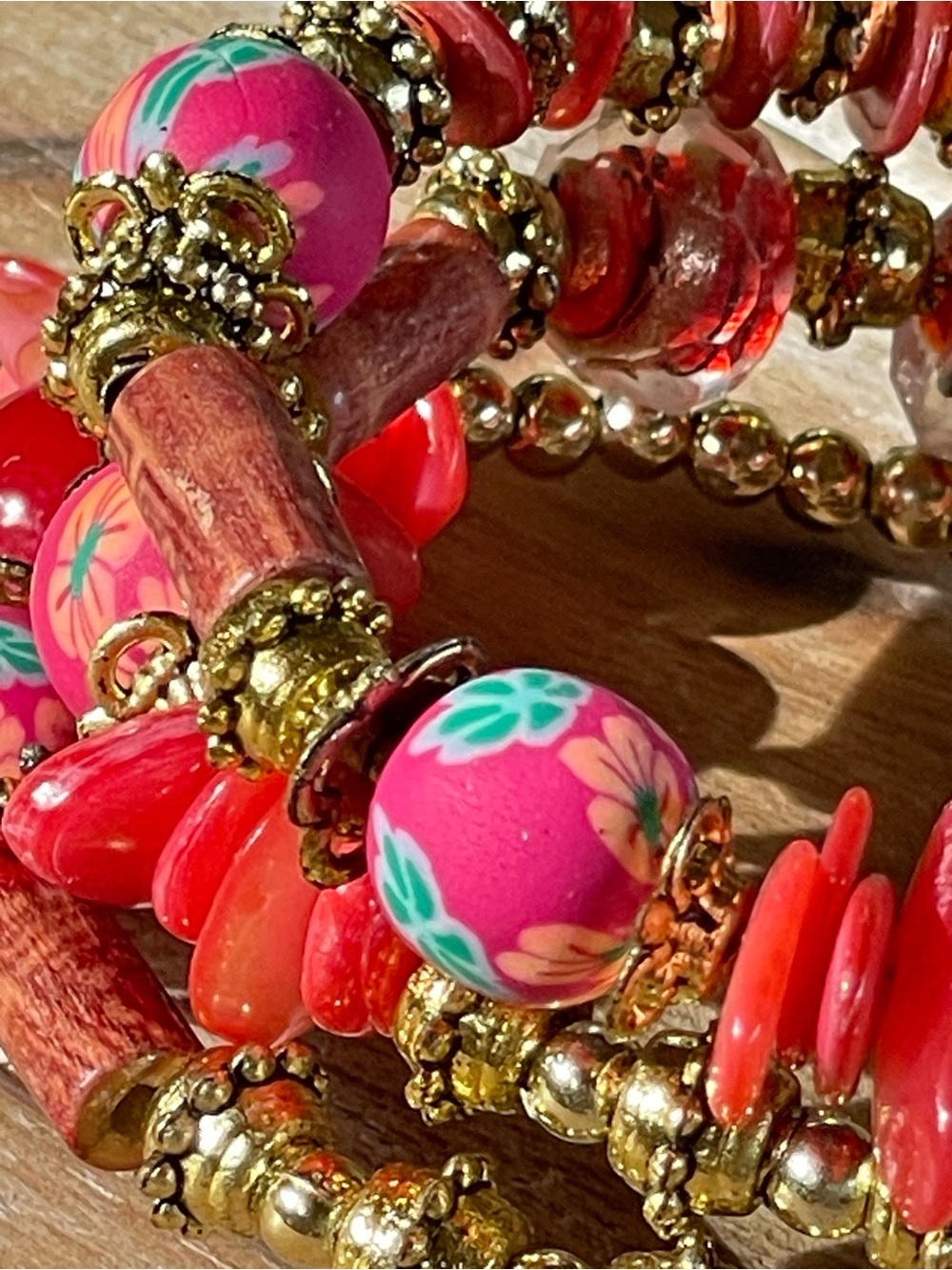 Handmade Gold-Tone Floral Fuscia Pink and Red Beaded Coil Bracelet - Picture 2 of 8